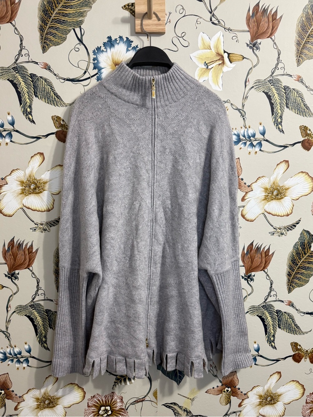 St. John  Knit Cashmere Sweater Women's Size Small M/L
